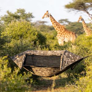 प्रीमियम रिपस्टॉप नायलॉन हैममॉक के साथ ठीक जाल और अंतिम बग सुरक्षा के लिए रोल टॉप बंद - Product Image 1