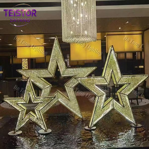 Étoiles lumineuses de Noël multi-tailles pour créer des niveaux de hauteur sur les arbres, les places, les rues et les zones de décoration festive - Product Image 5