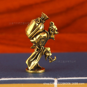 Artigianato in ottone di Dington per un vecchio bevitore, vecchio uomo che porta un fusto di vino e un teiera, con un tavolino antico invecchiato. - Product Image 5