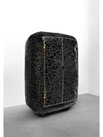 Meuble bar autoportant de designer sophistiqué, forme arrondie et patchwork texturé, décoration résidentielle de luxe, armoire à vin