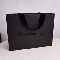 Sacs en papier de luxe blanc ivoire personnalisés avec logo et poignées en ruban noir pour l'emballage de boutiques de mode