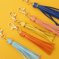 Porte-clés en cuir PU avec pompon, personnalisable, coloré, breloque de sac élégante, cadeau pour femme