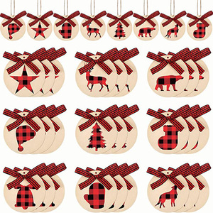 Adorno navideño de madera a cuadros, gorro navideño, decoración para árbol de los deseos con diseño festivo a cuadros rojos y negros - Product Image 4