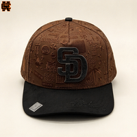 Casquette de baseball marron avec motif gaufré intégral, visière noire et appliqué frontal – Vente en gros