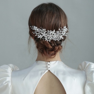 Peigne à cheveux en cristal de strass scintillant, accessoires de robe de <span class=keywords><strong>mariée</strong></span> <span class=keywords><strong>pour</strong></span> les coiffures de <span class=keywords><strong>mariée</strong></span>, pièce de bijoux chic <span class=keywords><strong>pour</strong></span> les coiffures - Product Image 1