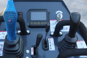 Mini-chargeuse compacte de 17,2 kW certifiée CE et EPA avec revêtements bleus, jaunes et blancs et fourche à palettes pour travaux agricoles - Product Image 4