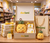 Peluche mignonne en forme d'ananas jaune pour présentation en boutique de cadeaux, OEM ODM, fruit en peluche doux