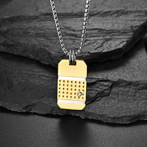 Style <span class=keywords><strong>de</strong></span> <span class=keywords><strong>photographie</strong></span> <span class=keywords><strong>de</strong></span> rue européen et américain, noir mat, or, marée contrastante, pendentif en acier inoxydable, marée pour hommes et femmes, couples - Product Image 2
