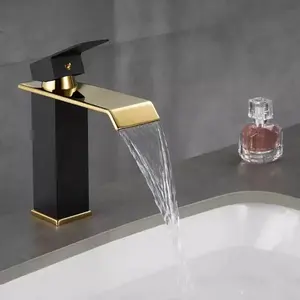Rubinetto Moderno di Lusso in Acciaio Inossidabile Monocomando per Lavabo con Bocca a Cascata Colore Nero e Oro - Product Image 6