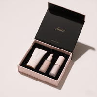 Boîte cosmétique de luxe personnalisée rose en carton recyclable avec fentes, gaufrage et doublure en éponge pour crème visage, vernis à ongles et produits essentiels