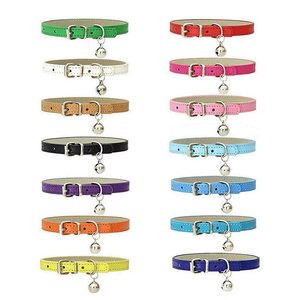 Collier de cou en cuir PU pour petits chiens et chats avec cloche en satin avec matériaux en cuivre, fer et aluminium à motif solide - Product Image 1