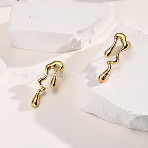 ต่างหูทรงหยดน้ำแบบหลอมเหลว |   ต่างหูแบบติดหูสแตนเลสสตีลเคลือบทอง 18K PVD ดีไซน์เรียบหรู |   เครื่องประดับโลหะเหลวสุดพิเศษสำหรับผู้หญิง - Product Image 4