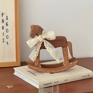 Ornement cheval à bascule rétro en bois avec ruban en dentelle, décoration de table compacte pour salon, chambre à coucher, entrée - Product Image 1