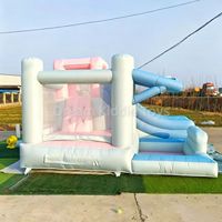 Château gonflable commercial Macaron Bleu Rose avec toboggan long, piscine frontale et toit rayé – Design de boutique