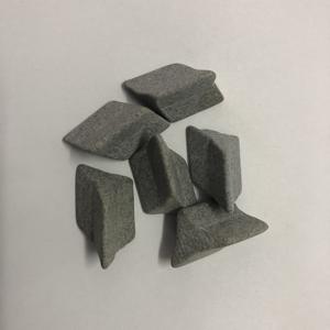 Kepingan <span class=keywords><strong>Media</strong></span> penggiling abrasif Grit keramik <span class=keywords><strong>Al2O3</strong></span> peledakan dan pemotongan efisien <span class=keywords><strong>Media</strong></span> bahan Aluminium plastik dalam bentuk Grit - Product Image 1