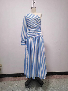 Nueva Colección de Verano: Vestidos Largos de Moda para Mujer, Estilo Africano, con Rayas, Un Hombro Descubierto y Abertura Lateral - Product Image 6