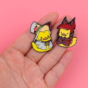 Broche en émail Hell Inn Duck, badge en métal de dessin animé, design créatif Kawaii, canard portant un chapeau, pour cosplay, épingles de revers - Product Image 2
