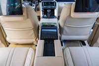 Usine personnalisée Auto SUV VIP Kit de sièges auto Toyota LC300 200 LX570 Sièges arrière de luxe Console centrale Accoudoir de siège arrière Modèle Vito