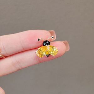 Venta al por mayor de estilo europeo de lujo de cristal pequeña abeja Animal Pin broche accesorios de ropa broches decorativos - Product Image 1