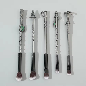 Nuevo Set <span class=keywords><strong>de</strong></span> 5 Brochas <span class=keywords><strong>de</strong></span> Maquillaje <span class=keywords><strong>de</strong></span> Harry Potter, Brochas <span class=keywords><strong>de</strong></span> Maquillaje <span class=keywords><strong>de</strong></span> Varita Mágica, Regalo, Brocha <span class=keywords><strong>de</strong></span> Maquillaje <span class=keywords><strong>de</strong></span> Sombra <span class=keywords><strong>de</strong></span> Ojos <span class=keywords><strong>de</strong></span> Salazar <span class=keywords><strong>Slytherin</strong></span> - Product Image 4