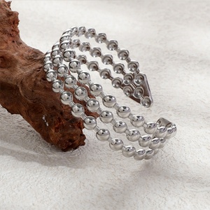 Vente en gros de bracelets de manchette tendance en forme de C à grain ouvert en acier inoxydable plaqué or 18 carats bracelets réglables à pois - Product Image 4