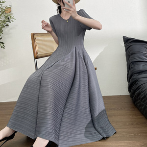 Robe plissée à col rond et manches courtes Miyake pour femme, décontractée, confortable, taille ajustée, longue, élégante, rajeunissante - Product Image 3