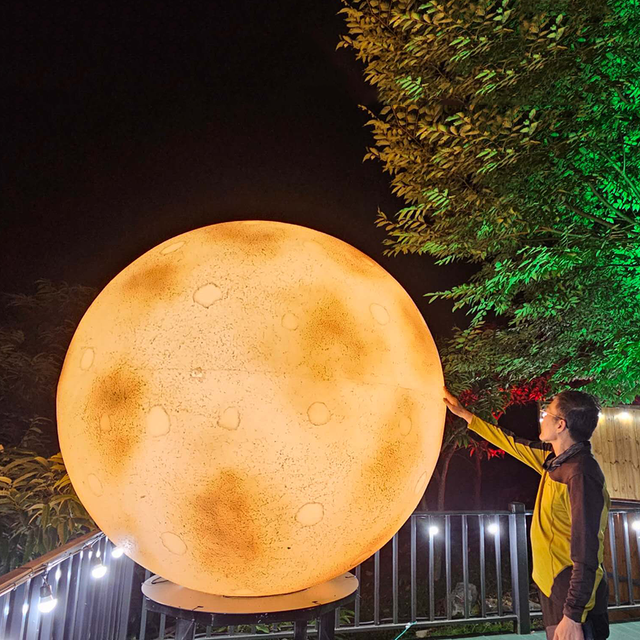 2M/ 3M Outdoor Furniture Custom Festival Decoration Led Ball Light High Quality Plastic Giant Led Moon Ball Gold Moon Light