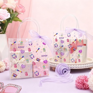 ถุงของขวัญธีมเคป๊อปแบบกำหนดเองพร้อมโบว์ริบบิ้น ของชำร่วยงานปาร์ตี้นักร้องดัง ถุงใส่ของขวัญพีวีซีใสแบบมีหูหิ้ว จำนวนมาก - Product Image 3