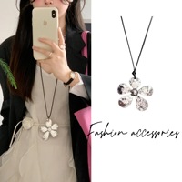 Collier pendentif floral style Ins pour femme, nouvelle chaîne longue haut de gamme vintage 2025, accessoire pour pull