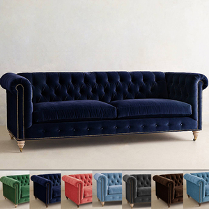 Set di Divani Chesterfield in Velluto di Lusso, Design Moderno, Colore Personalizzabile, Arredamento per <span class=keywords><strong>Soggiorno</strong></span>, 2 Anni di Garanzia per Ville e Scuole - Product Image 1