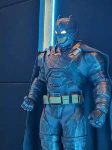 Estatua de caballero heroico-Figura de armadura de caballero oscuro con capa y ojos brillantes/Pantalla de armadura de caballero oscuro/Figura de superhéroe coleccionable - Product Image 3