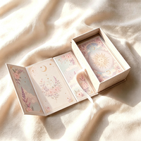 Jeu de cartes de tarot et d'oracle personnalisable KingCards en papier d'art hautement portable avec estampage à chaud personnalisé, incluant un livret et un journal avec bordure dorée