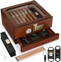 Humidor de bureau en bois de cèdre avec couvercle en verre, hygromètre frontal, humidificateur et tiroirs de rangement pour cigares. forêt