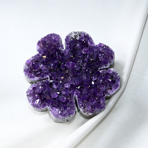 Venta al por mayor de cristales naturales de amatista púrpura en forma de trébol para meditación y decoración del hogar - Product Image 5