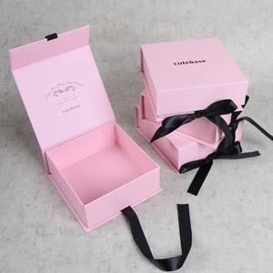 Caja de Papel Ecológica de Alta Gama con Forma de Libro Rosa, Forrada con Esponja, con Cierre Magnético y Laminado Mate - Product Image 1