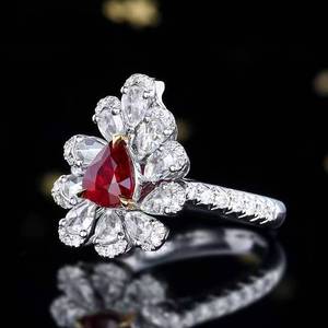 Anillo de rubí natural sin calentar, color sangre de paloma, origen Mozambique, corte pera, oro de 18 quilates con 67 piezas de diamantes de alta calidad. - Product Image 2