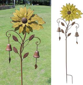 Piquet de jardin décoratif Oniya de 49,8 pouces en métal rouillé avec tournesol et papillons, avec clochettes, pour la décoration de la cour - Product Image 1