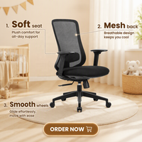 Chaise de bureau ergonomique moderne en maille noire avec accoudoirs réglables, dossier incurvé ouvert, base pivotante en nylon et fonction d'inclinaison pour le bureau à domicile
