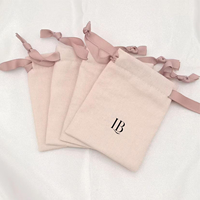 Pochette à cordon en coton biologique recyclable et personnalisable à motif chevrons pour bijoux avec impression sérigraphique, faible MOQ