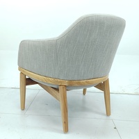 Fauteuil de salon moderne au design personnalisé, avec dossier bas rembourré en tissu et base en bois
