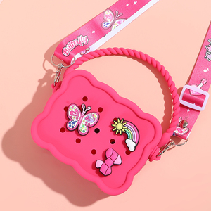Bolso cruzado de silicona color <span class=keywords><strong>fucsia</strong></span> con diseño de mariposa, orificios para dijes DIY, correa ajustable y asa para adornos. - Product Image 1