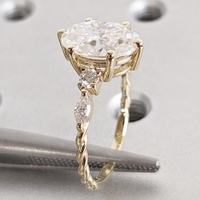 Cincin Tunangan Berlian Buatan Laboratorium 2 Karat Potongan Oval dengan Batu Samping Marquise Custom, Emas Padat 18K Bersertifikat IGI CVD/HPHT