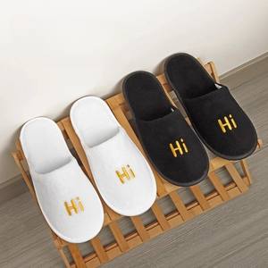 Fournitures hôtelières : <span class=keywords><strong>Kit</strong></span> d'hygiène et d'accueil pour hommes, comprenant pantoufles grises jetables, savon, shampoing et produits de spa - Product Image 1