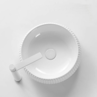 Évier de navire en céramique blanche élégante avec toilettes au design cannelé Éviers de comptoir de lavabo fabriqués à la main pour la décoration de salle de bain haut de gamme