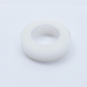 Bande adhésive médicale Haishi Hainuo 1,25*900cm blanche, sensible à la pression, pour bandager et fixer les patchs d'infusion - Product Image 1