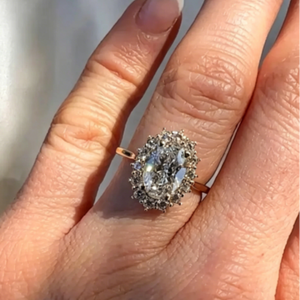 Bague de fiançailles et d'anniversaire de luxe pour femme en or 18 carats, sertie d'un diamant ovale de laboratoire certifié IGI - Product Image 5