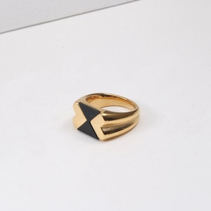Anillo de Corazón con Diseño Único en Acero Inoxidable y Resina Negra, Joyería con Baño PVD - Product Image 4