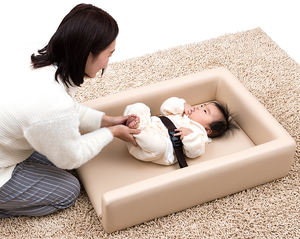 Cómoda mesa cambiadora de pañales comercial, segura para bebés, apta para suelos y alfombras, con diseños que permiten su uso en áreas comerciales. - Product Image 2