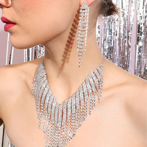 Ensemble collier et boucles d'oreilles en cristal avec strass (2 pièces) Ensemble de bijoux à franges pour mariage de mariée - Product Image 4