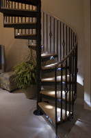 Escalier en colimaçon moderne en bois massif pour intérieur avec design de grille en acier